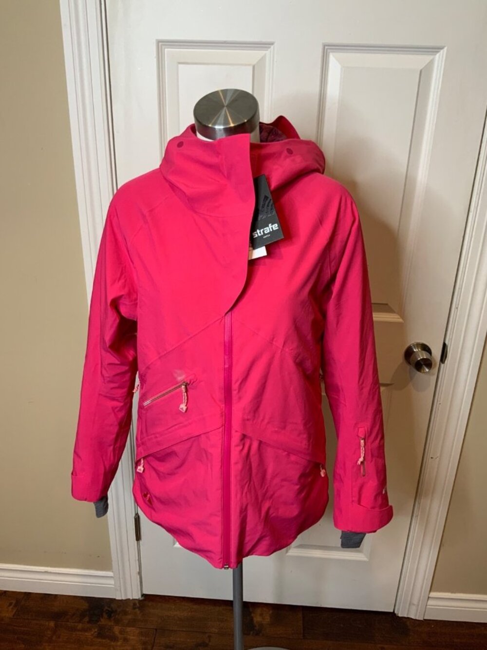 Strafe Aspen Fuchsia Pink Ski Snowboard Lucky Jacket NWT $499, Size M